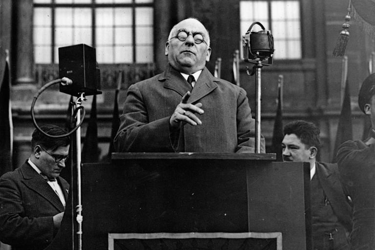 Der deutsche SPD-Politiker Otto Braun bei einer Ansprache im Lustgarten in Berlin im Jahr 1932.