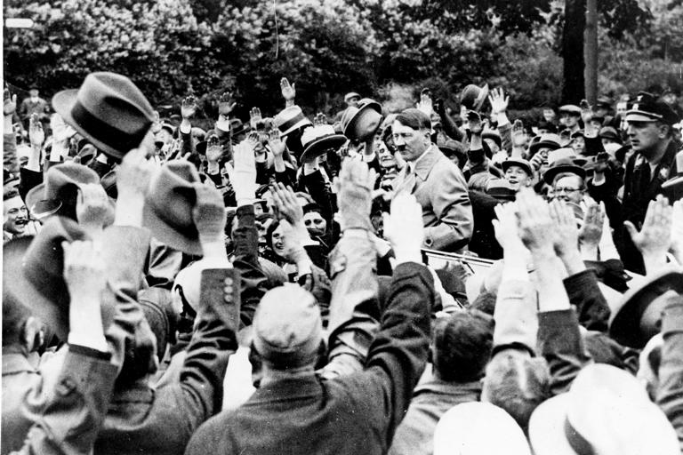 Machtübernahme der Nationalsozialisten 1933: Adolf Hitler wird im Mai bei einer Parade in Berlin beklatscht.